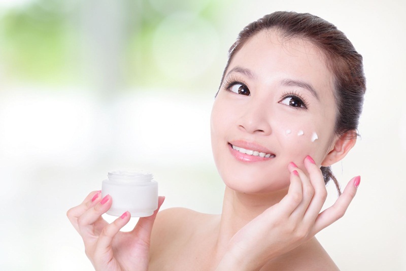 Dưỡng ẩm cho da bằng cách đắp mặt nạ hoặc sử dụng các loại kem dưỡng phù hợp với da