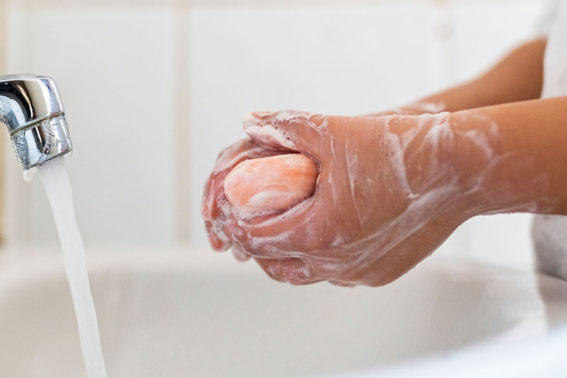 Sử dụng xà phòng, chất tẩy rửa có thể khiến làn da của bạn khô ráp, bong tróc