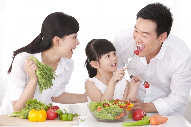 Ăn nhiều rau xanh và trái cây để cung cấp chất xơ cho cơ thể, tránh táo bón, phòng ngừa bệnh trĩ