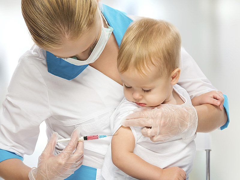 Chăm sóc bé bị sởi đúng cách, đồng thời chủ động tiêm vắc xin phòng sởi để phòng tránh bệnh