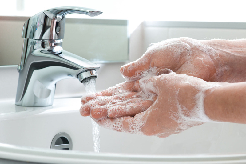 Rửa tay trước khi ăn giúp ngừa nhiễm khuẩn gây đau dạ dày