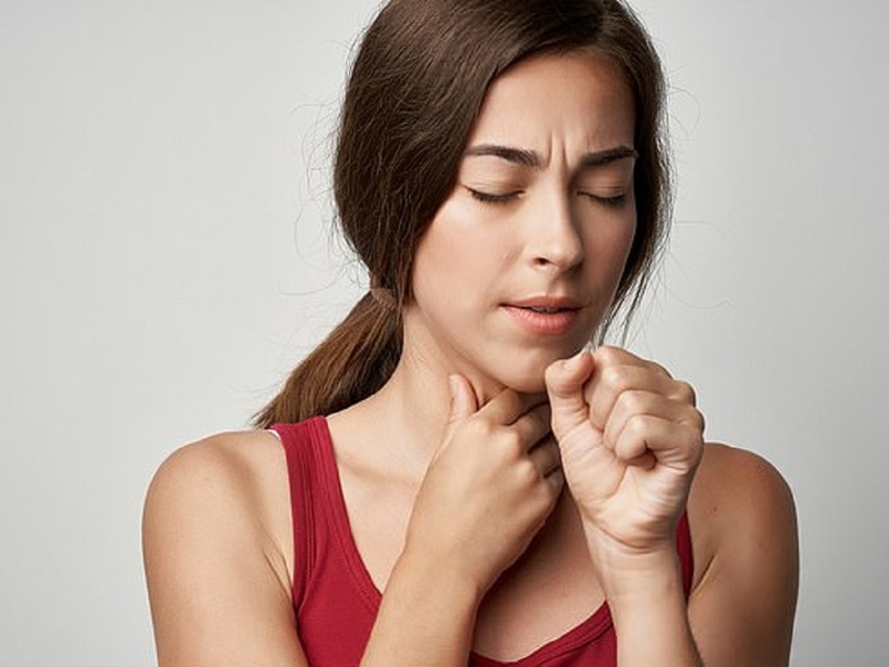 Đau họng nghiêm trọng cần đi khám và điều trị dưới sự hướng dẫn của bác sĩ