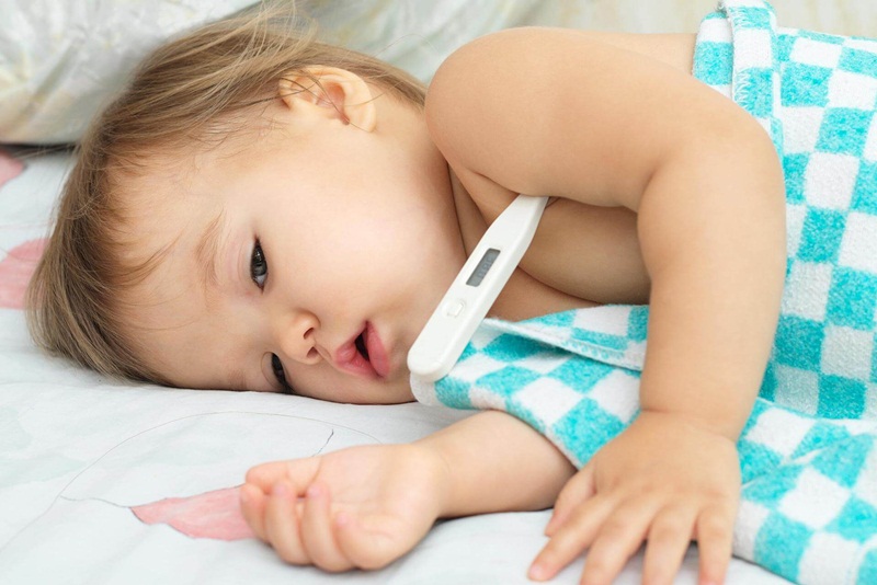 Trẻ bị sốt do mắc bệnh về đường hô hấp
