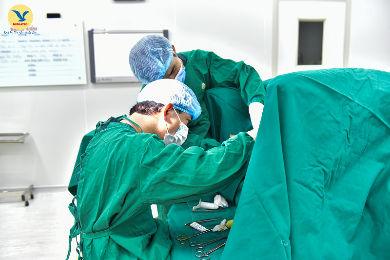Các bác sĩ tại MEDLATEC đang thực hiện cắt trĩ bằng phương pháp Longo cho bệnh nhân