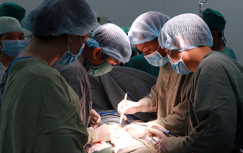 Phẫu thuật là một trong số các phương pháp chữa bệnh nứt kẽ hậu môn