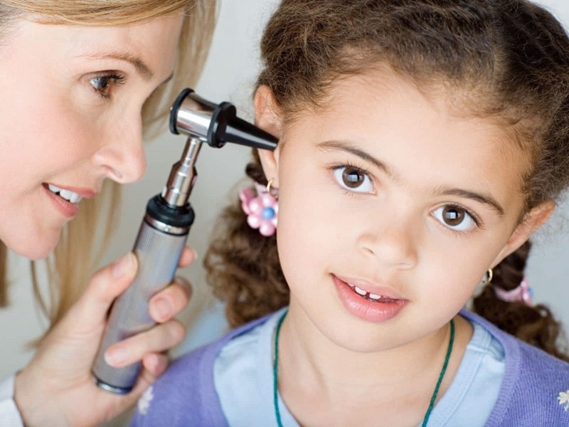 Muốn điều trị dứt điểm viêm tai giữa tái phát ở trẻ cần tuân thủ đúng chỉ định của bác sĩ và tái khám đúng hẹn