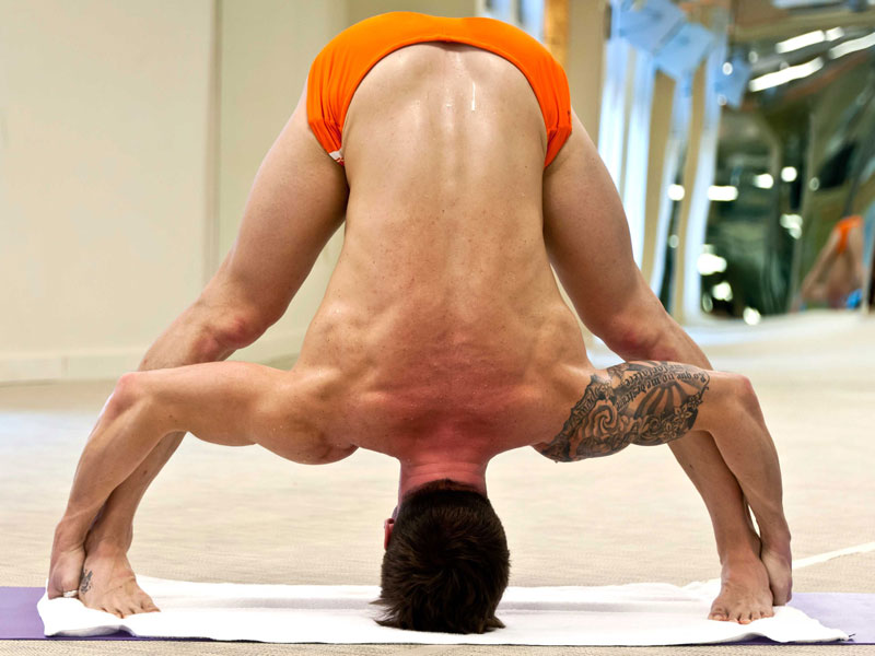 Tập 90 phút Bikram Yoga đổ nhiều mồ hôi và nam giới có thể tiêu hao đến 460 calo