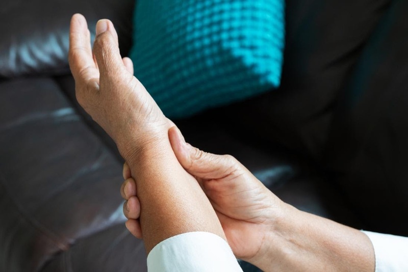 Tràn dịch khớp cổ tay gây đau đớn, giảm vận động tay