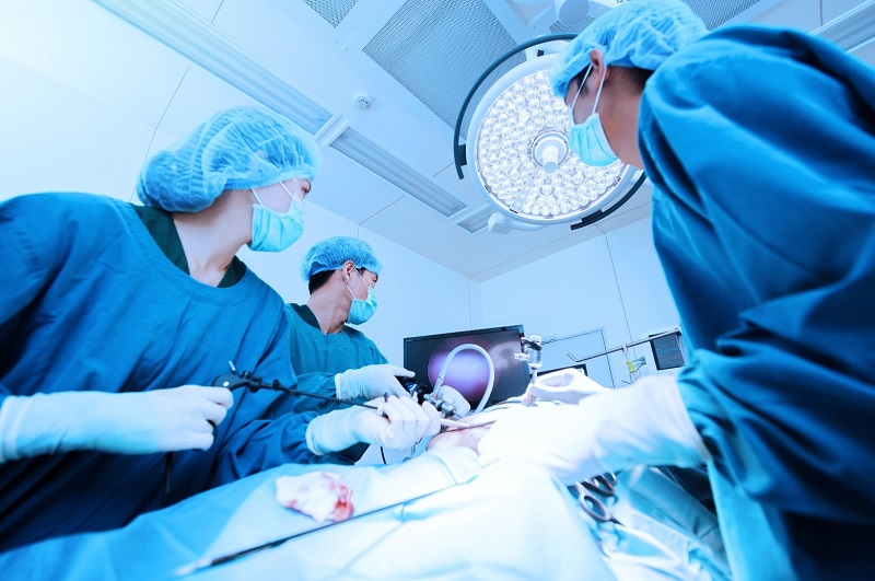 Phẫu thuật nội soi giúp các bác sĩ quan sát được tình hình của thoát vị