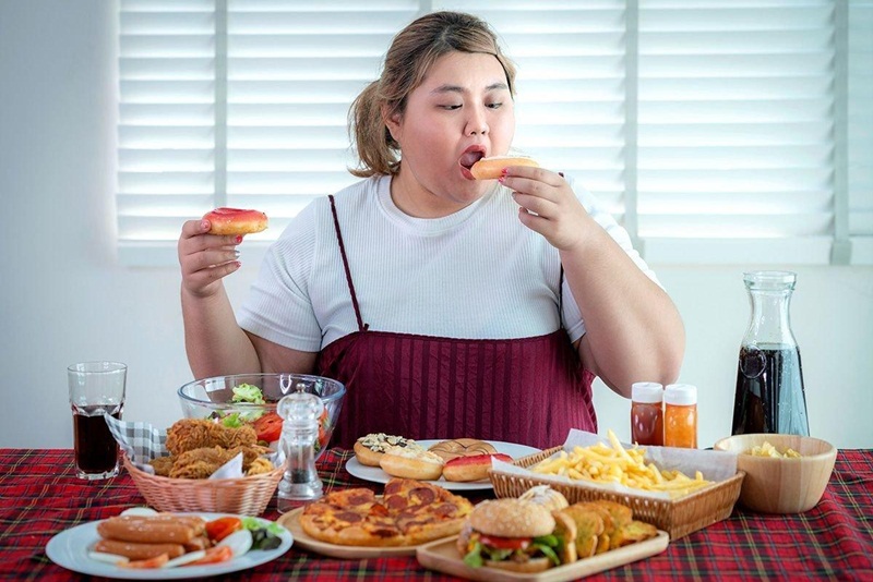 Thiếu ngủ gây khó kiểm soát cơn thèm ăn và làm tăng nguy cơ béo phì