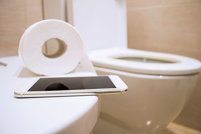 Thói quen mang điện thoại vào nhà vệ sinh có thể khiến bạn đối mặt với nhiều nguy cơ bệnh lý khác nhau, bao gồm rò hậu môn