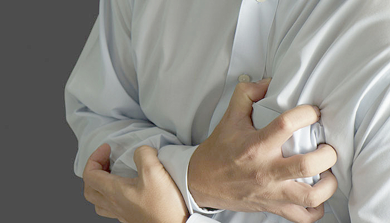 Tình trạng đau tức ngực là triệu chứng nhiễm trùng tim điển hình