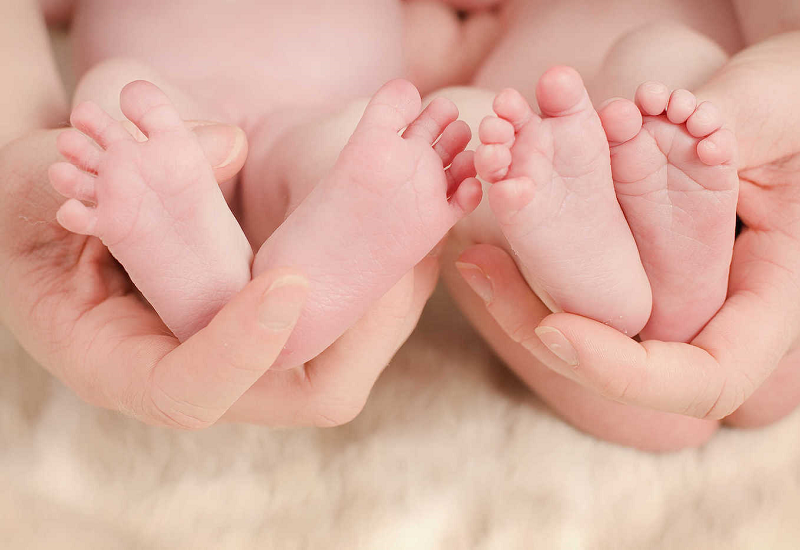 Trường hợp các đầu ngón chân và ngón tay của em bé sơ sinh bị lạnh buốt có thể là dấu hiệu của bệnh nhiễm trùng sơ sinh