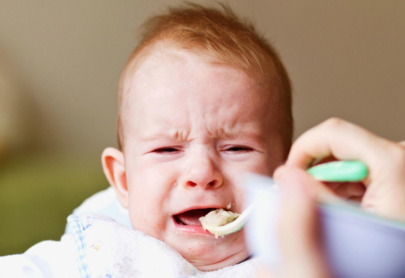 Bị viêm amidan khiến trẻ thường xuyên bị đau họng khi nuốt thức ăn khiến trẻ chán ăn, chậm phát triển, sụt cân