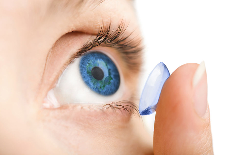 Không đeo kính áp tròng ngay sau khi sử dụng thuốc nhỏ mắt chống dị ứng