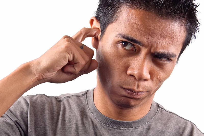 Nếu chảy máu tai đi kèm ù tai, khó nghe, mất thính giác,… thì rất có thể là do thủng màng nhĩ