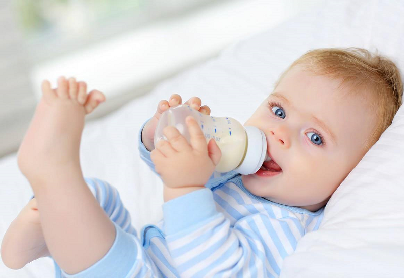 Trẻ sơ sinh bị rối loạn chuyển hóa cần được sử dụng một loại sữa đặc biệt do bác sĩ điều trị tư vấn
