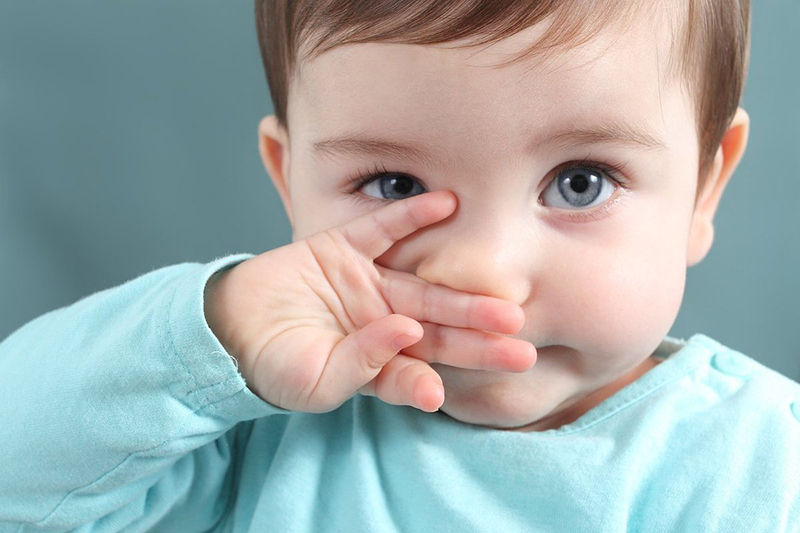 Nếu trẻ chảy nhiều dịch mũi, bố mẹ nên dùng nước muối sinh lý để vệ sinh