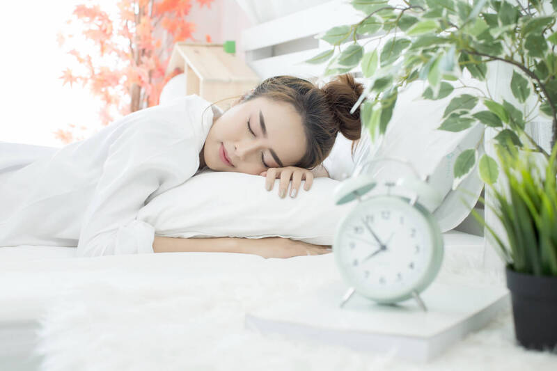 Tạo thói quen ngủ đúng giờ giúp hạn chế gián đoạn do hội chứng chân không yên