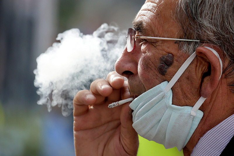 Những người hút thuốc có nguy cơ mắc triệu chứng COVID-19 nặng hơn và nguy cơ biến chứng cao hơn người không hút thuốc