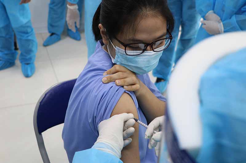 vắc xin Astrazeneca được chỉ định tiêm cho những người trên 18 tuổi 