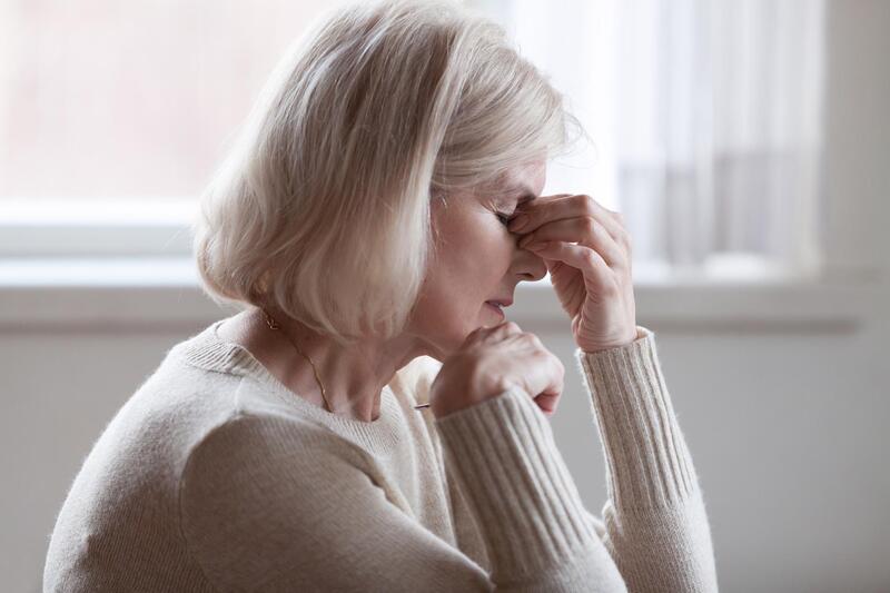 Lão thị là chứng suy giảm thị lực thường gặp ở người già