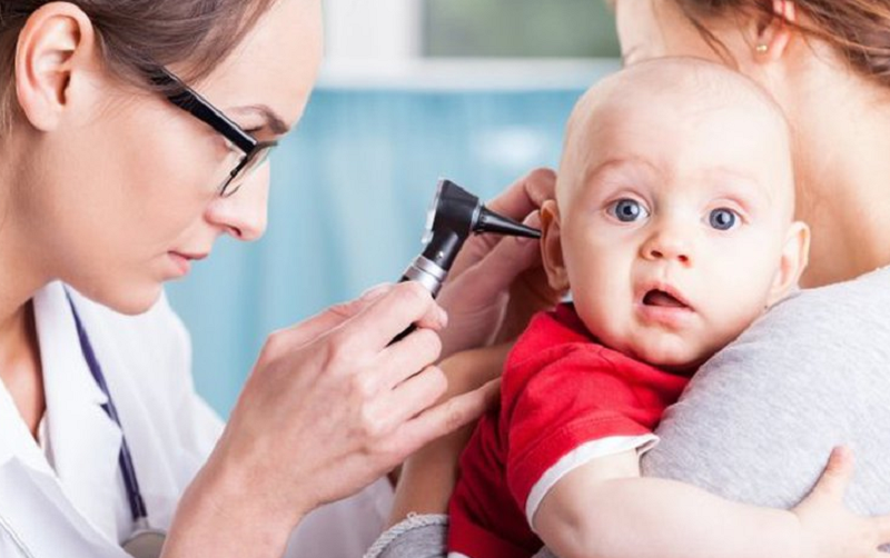 Trẻ nhỏ bị viêm tai giữa nung mủ cần được khám và điều trị bởi bác sĩ chuyên khoa