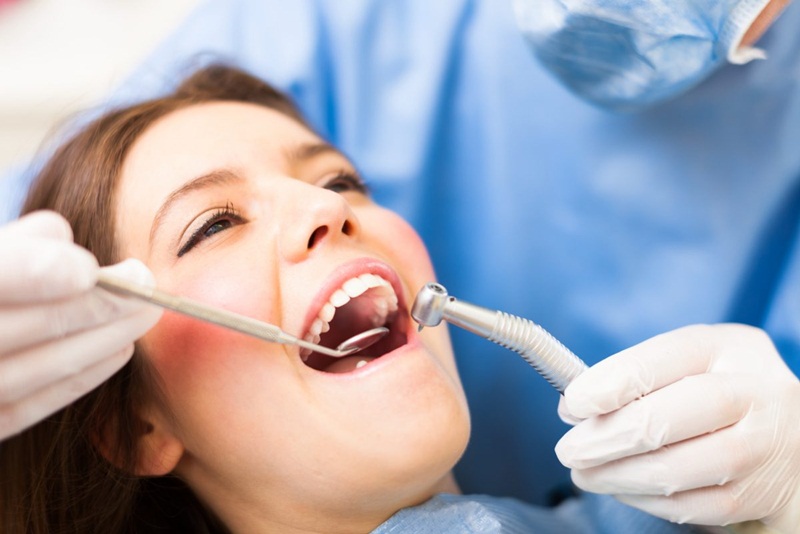 Nên đi khám nha khoa để được điều trị viêm tủy răng càng sớm càng tốt