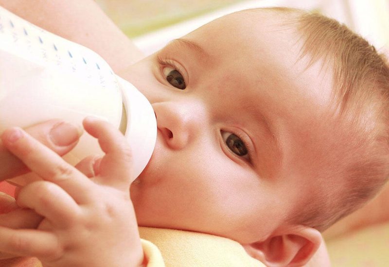 Cần chú ý tới tính chất của sữa trước khi cho bé bú