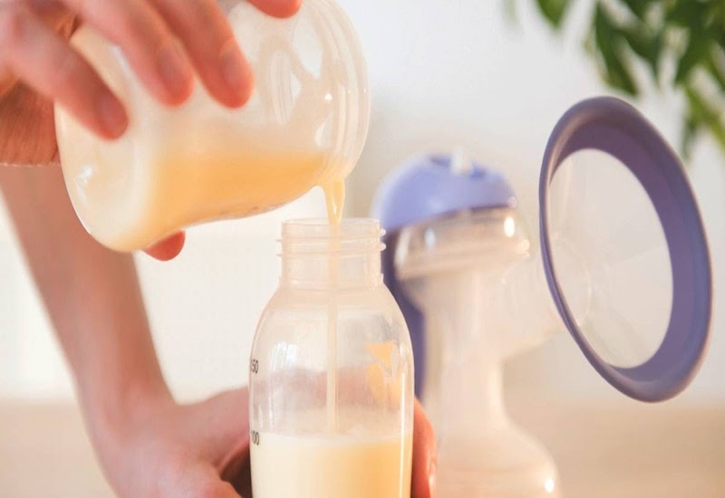 Đổ sữa vào bình với một lượng phù hợp với 1 cữ ăn của trẻ