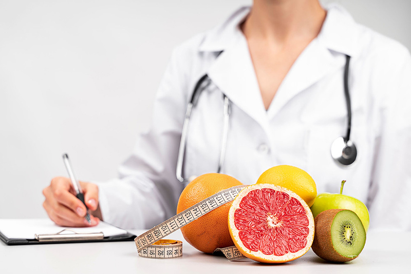 Bạn nên ăn nhiều thực phẩm giàu vitamin C, đồng thời chú ý theo dõi sức khỏe để báo ngay cho cơ sở y tế khi có triệu chứng bất thường