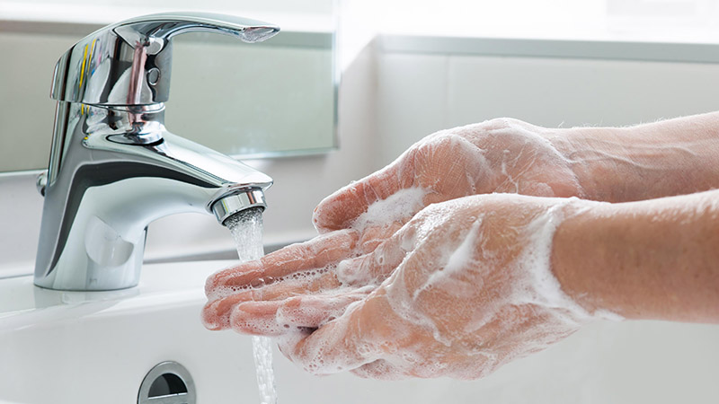 Rửa tay thường xuyên, đặc biệt là trước khi ăn, sau khi đi vệ sinh và tiếp xúc với người chăm sóc