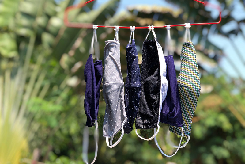 Bạn có thể giặt sạch khẩu trang vải bằng xà phòng, sau đó phơi khô dưới ánh nắng mặt trời để sử dụng hàng ngày