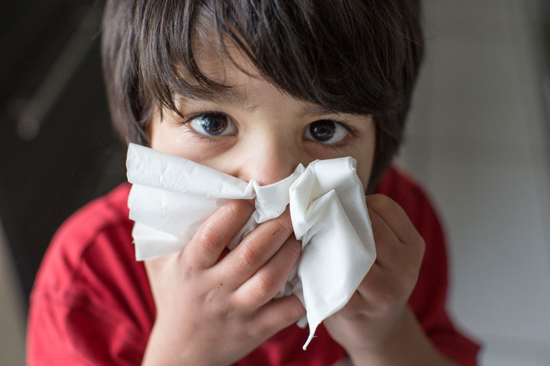 Trẻ thường có biểu hiện ho kèm theo sốt và sổ mũi