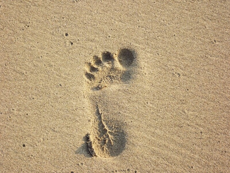 Quan sát bàn chân trẻ in dấu trên cát giúp phát hiện tình trạng bàn chân bẹt