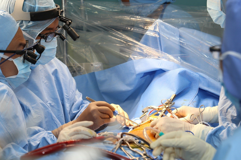 Phẫu thuật cần thực hiện ở bệnh nhân sốc tim không đáp ứng điều trị nội khoa hoặc thủ thuật can thiệp