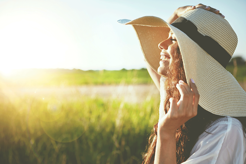 Tắm nắng là giải pháp hữu hiệu bổ sung vitamin D cho người bị nhuyễn xương