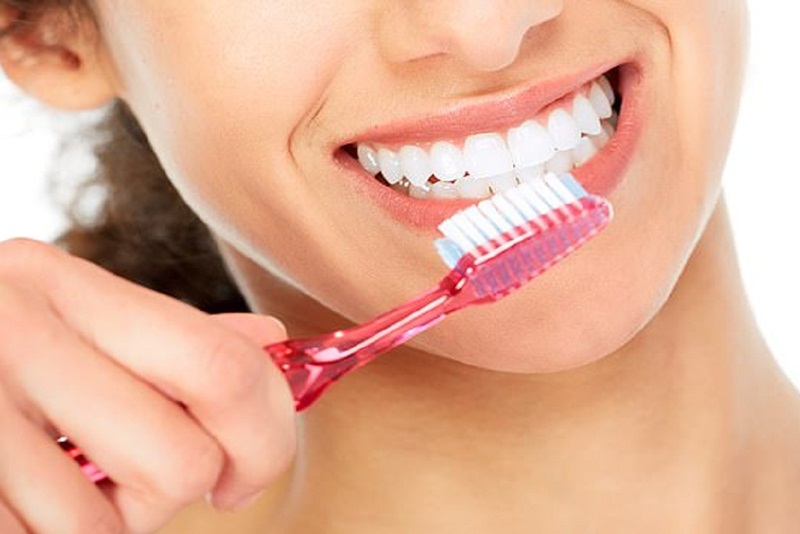 Đánh răng để vệ sinh răng miệng mỗi ngày