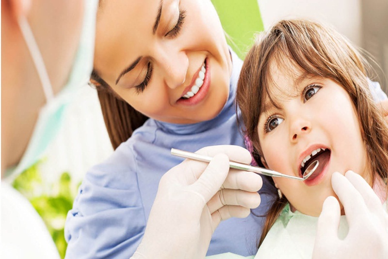 Khi lấy tủy răng, bác sĩ sẽ dùng thuốc gây tê nên trẻ sẽ không bị đau