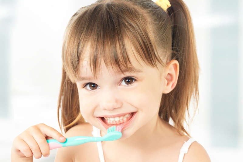 Cha mẹ nên hướng dẫn trẻ cách vệ sinh răng miệng để bảo vệ răng