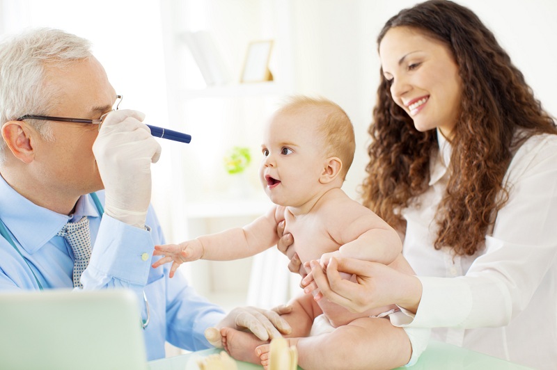 Trẻ sơ sinh có vệt máu trong mắt kèm theo nôn trớ cha mẹ nên đưa đi khám bác sĩ chuyên khoa