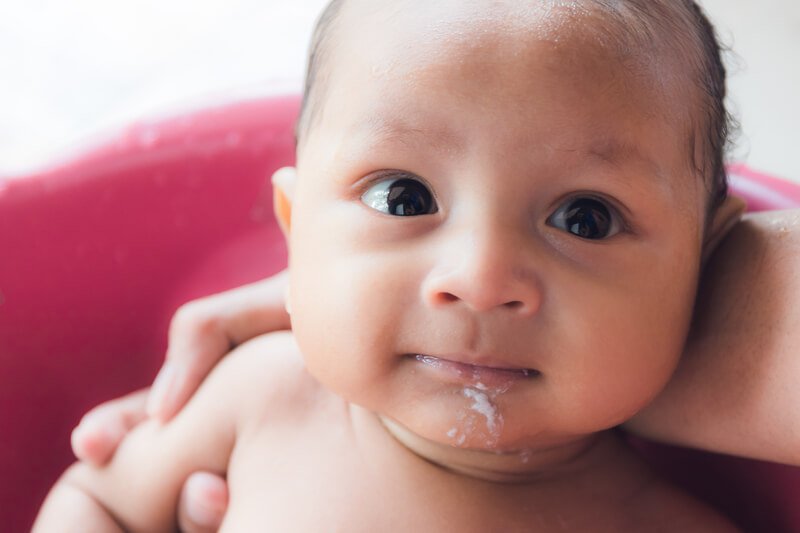 Trẻ sơ sinh bị chướng bụng đầy hơi dễ nôn trớ sau khi ăn