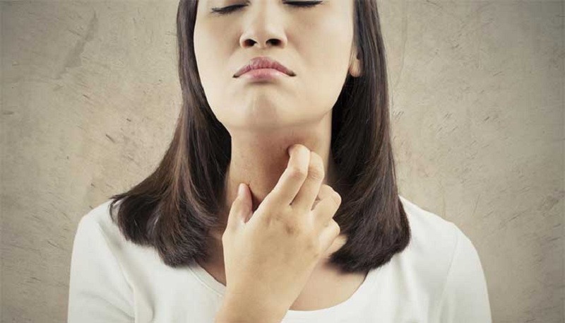 Ngứa cổ họng là triệu chứng dễ gặp ở người bị dị ứng miệng
