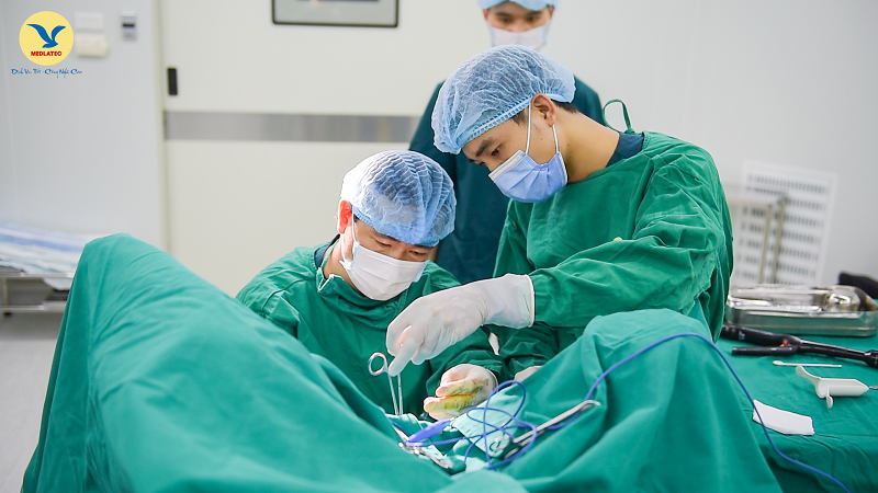 Một ca phẫu thuật cắt trĩ diễn ra tại MEDLATEC