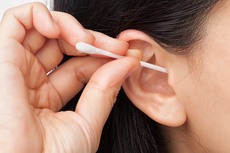 Ngoáy tai không đúng cách cũng là một trong những nguyên nhân dễ gây đau nhói trong tai