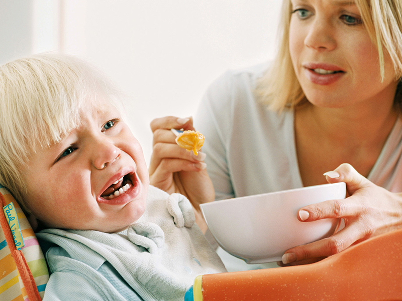 Nguyên nhân gây nôn trớ ở trẻ là bị ép ăn quá no, cổ họng bị vướng thức ăn, căng thẳng hoặc hưng thú quá mức