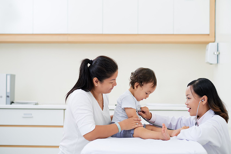 Để chấm dứt ngay tình trạng nôn ói, bố mẹ nên đưa trẻ đến gặp bác sĩ để được thăm khám và có phương pháp điều trị kịp thời