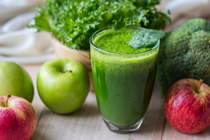 Người bị ung thư vòm họng nên uống nhiều nước ép trái cây để bổ sung các loại vitamin cần thiết cho cơ thể