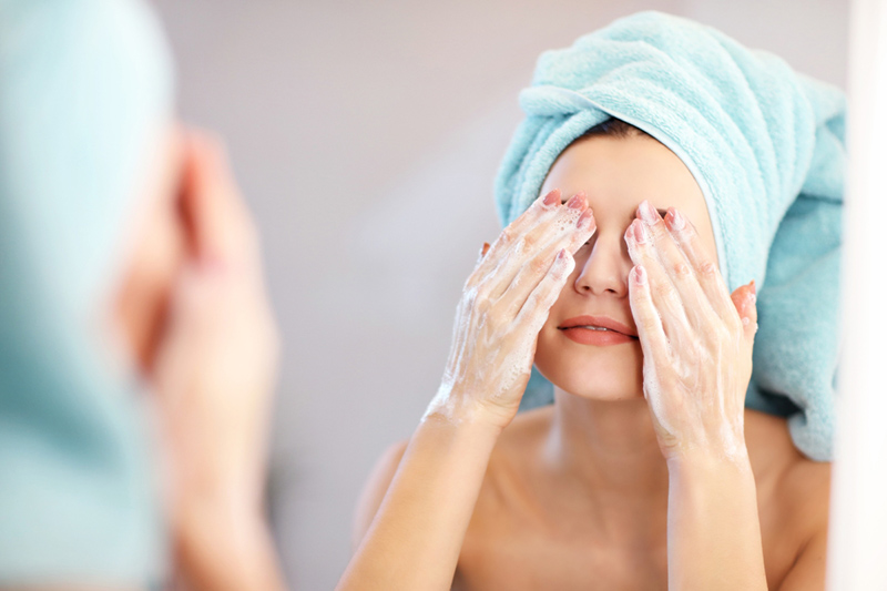 Việc vệ sinh da mặt không đúng cách có thể làm xuất hiện mụn bọc ở mũi