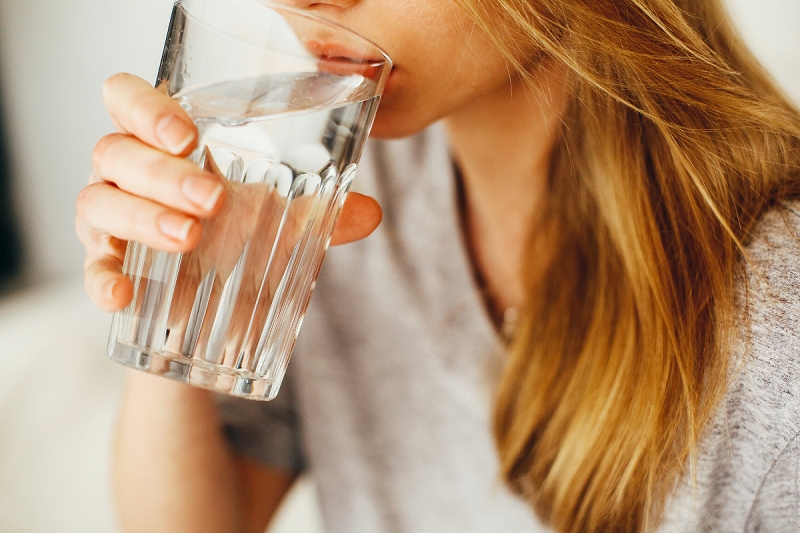 Uống nhiều nước để duy trì làn da khỏe mạnh, ngăn ngừa mụn bọc